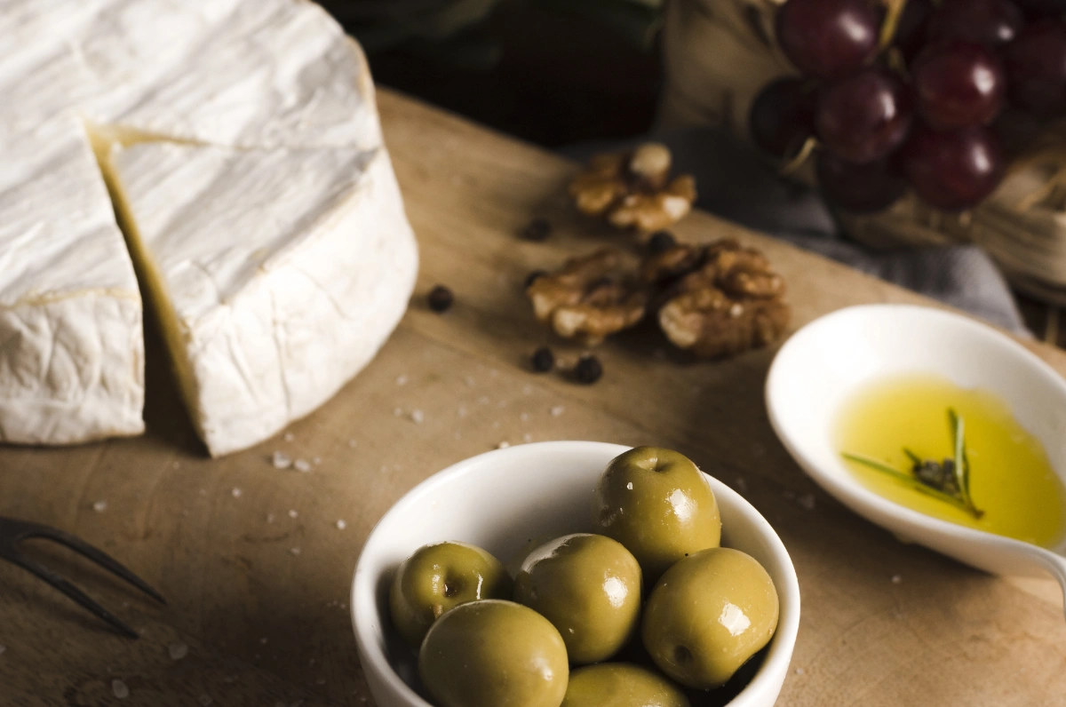 Formaggi stagionati e olive in abbinamento a vino rosso pugliese