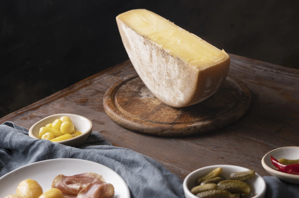 Formaggio stagionato in abbinamento a vino rosso strutturato