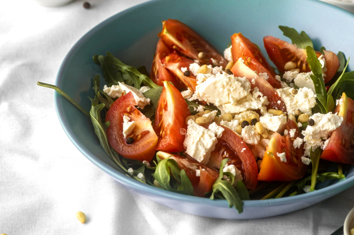 Insalata fresca mediterranea in abbinamento a vino bianco pugliese