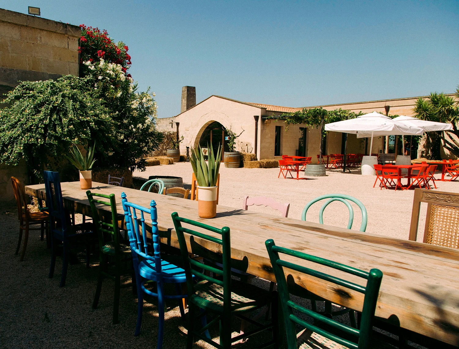 Corte esterna della Masseria Surani a Manduria con area degustazione