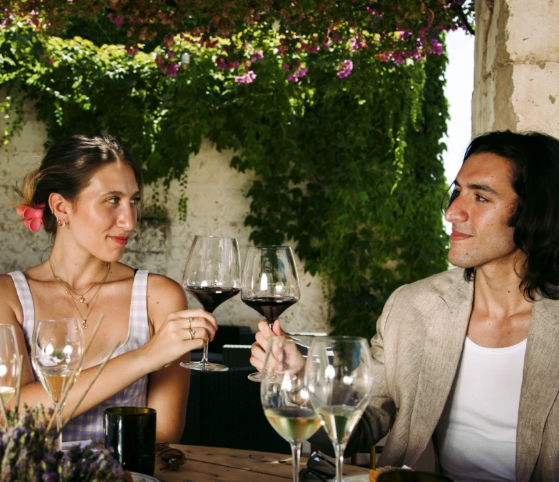 Coppia durante una degustazione vini presso Masseria Surani in Puglia