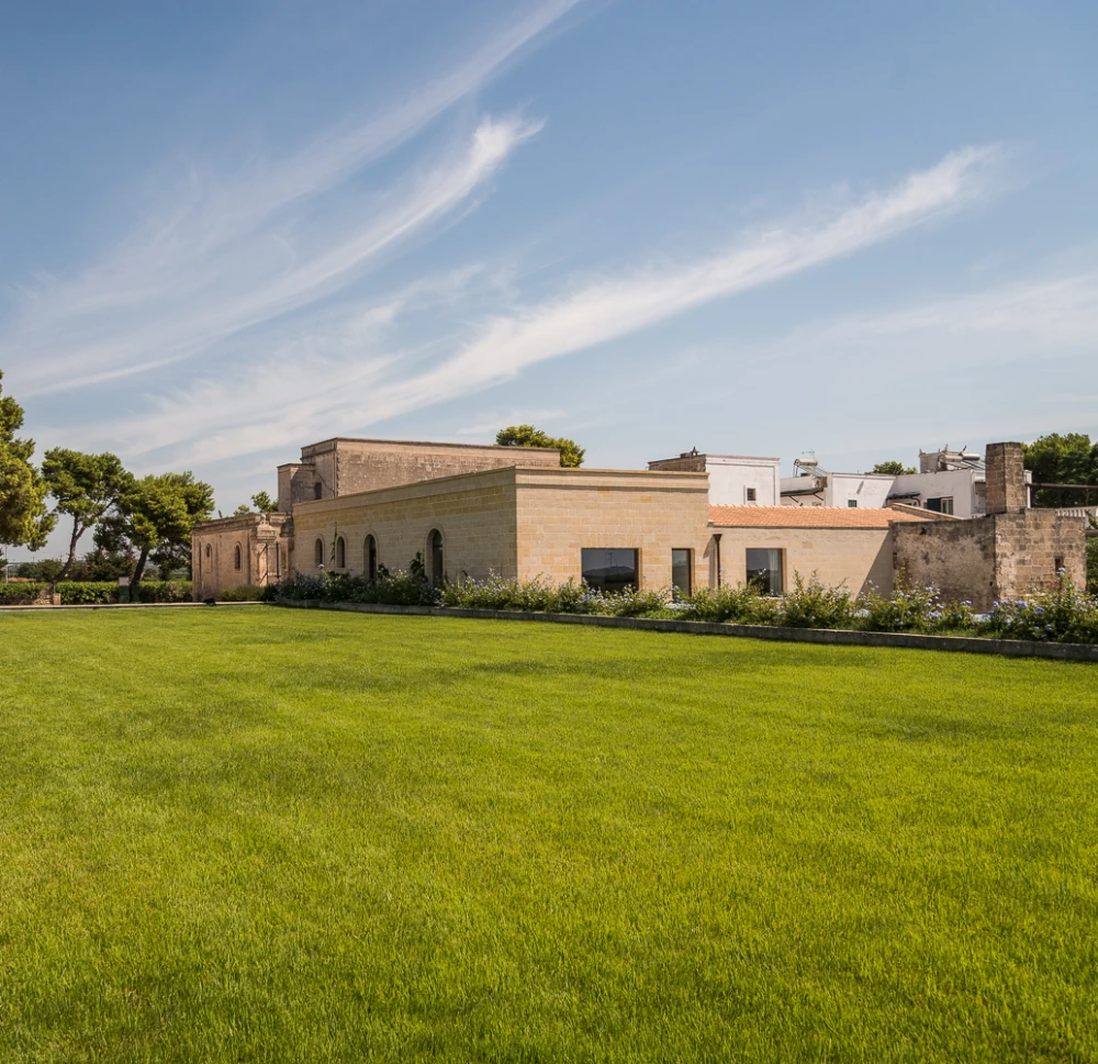 Vista panoramica della Tenuta Emera di Masseria Surani immersa nel verde